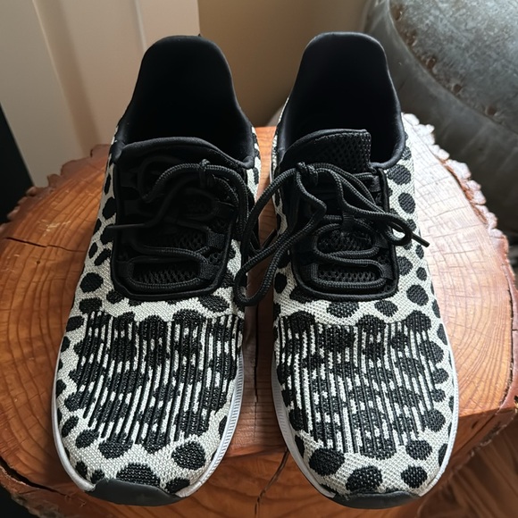 Sneakers size 9 poke-a-dot - Picture 2 of 6